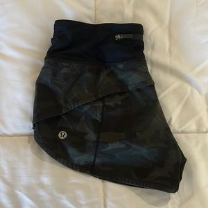 Lululemon speed up low-rise lined short 2.5 in camo